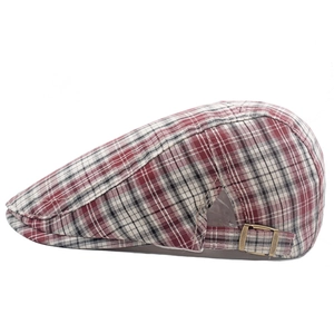 Béret classique à carreaux rouge et noir avec boucle métallique réglable vue de profil