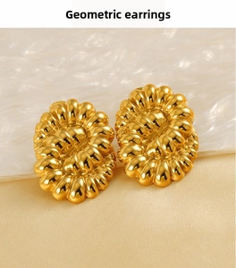 Vue détaillée de boucles d'oreilles torsadées en or 18k sur un tissu de soie élégant