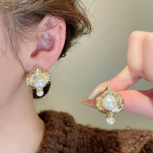 Vintage-Herz-Perlenohrringe mit Goldplattierung und Zirkonia für einen eleganten Look