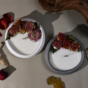 Vista detallada de candelabros de yeso ondulados con inserciones de flores secas
