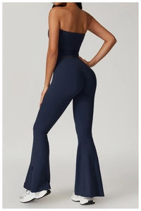 Détail du haut de sport sans bretelles bleu marine et legging évasé avec fente latérale