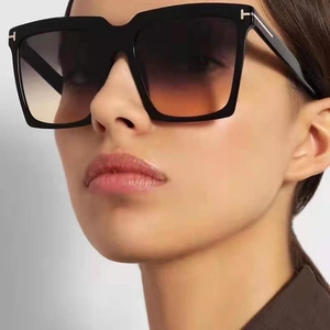 Occhiali da sole quadrati oversize neri con lenti sfumate e logo in metallo a forma di T