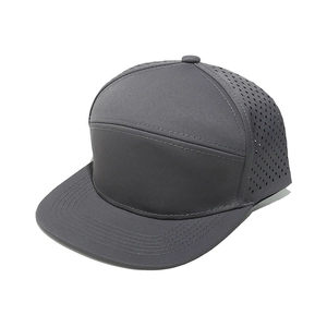 Vista detallada de gorra gris de visera plana con orificios de ventilación láser