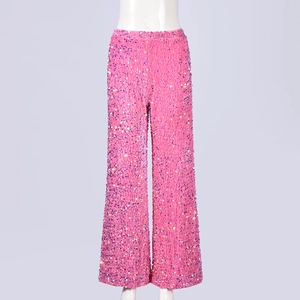 Détail du tissu à paillettes roses du pantalon large à taille haute sur mannequin