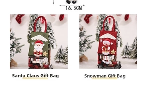 Dettaglio dei sacchetti regalo di Natale in juta con Babbo Natale, pupazzo di neve e gambe