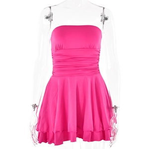 Détail d'une robe bustier rose avec des plis horizontaux et un ourlet à volants