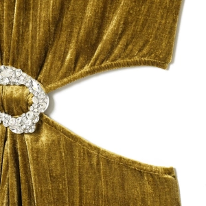 Abito in velluto giallo senape con fibbia ovale decorata con cristalli lucidi