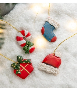 Gros plan détaillé d'ornements de Noël en résine avec canne en sucre, chaussette et cadeau