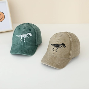 Dettaglio di cappellini vintage in cotone lavato con ricamo di scheletri di dinosauro