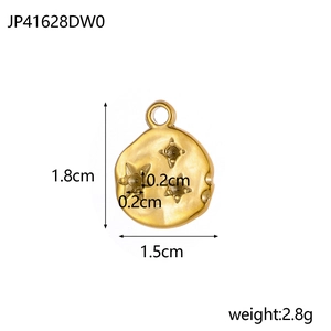 Dettaglio del ciondolo a stella placcato oro 14K con dimensioni 1,8cm e peso del prodotto