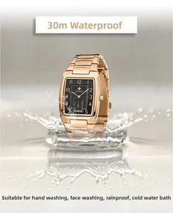 Detailansicht der roségoldenen Quarzuhr im Spritzwasser zur Anzeige der 3ATM Wasserdichtigkeit