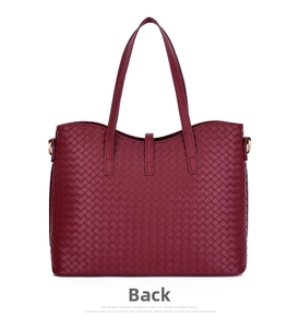 Détail du dos d'un grand sac cabas en cuir tressé rouge foncé avec fines anses d'épaule