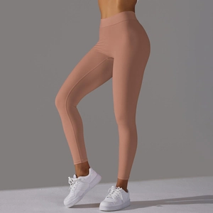 Détail du legging de yoga taille haute rose poudré montrant les coutures sans couture