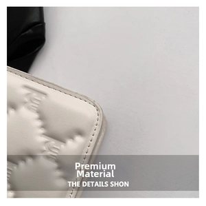 Détail d'un sac à bandoulière matelassé blanc avec motif M embossé et texture cuir