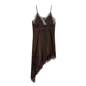 Robe nuisette en satin marron foncé avec bordure en dentelle noire et ourlet asymétrique