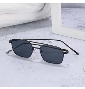 Détail de lunettes de soleil noires mates à double pont avec spécifications sur la branche