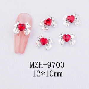 Dettaglio charm unghie a cuore rosso 12x10mm su unghia rosa con specifiche MZH-9700