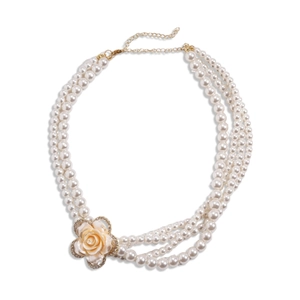 Elegante collana di perle a più strati con un ciondolo a fiore in resina e strass