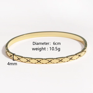 Vue détaillée du jonc poli doré de 4mm avec gravure en X et diamètre de 6cm