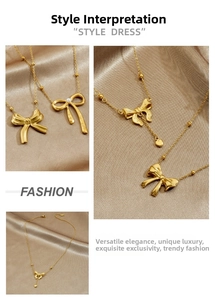 Gros plan du collier pendentif nœud doré avec perles sur un fond en satin élégant