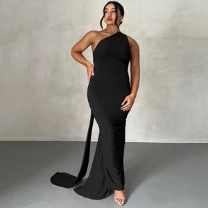 Robe moulante noire élégante avec design asymétrique et traîne longue sophistiquée