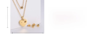 Detailansicht eines goldenen Herzanhänger-Schmucksets mit Größenmaßen auf weißem Grund