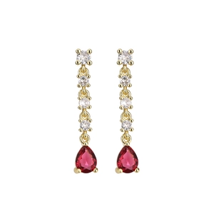Boucles d'oreilles pendantes dorées avec zircons clairs et pierre rouge en poire