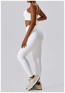 Détail de l'ensemble yoga côtelé blanc avec bretelles croisées et legging taille haute