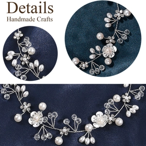 Vue détaillée d'un bijou de tête fait main avec perles blanches et fleurs argentées