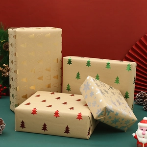 Papier cadeau de Noël avec sapins dorés et flocons sur papier kraft naturel