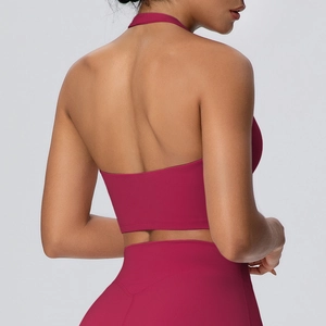 Vista posteriore del top da yoga bordeaux con scollo all'americana e leggings alti