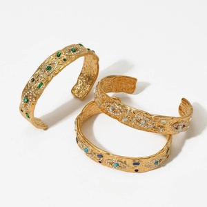 Bracciale rigido dorato alla moda con trama martellata e pietre preziose colorate
