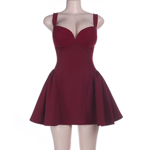 Gros plan sur une mini robe dos nu bordeaux avec décolleté en V et taille ajustée