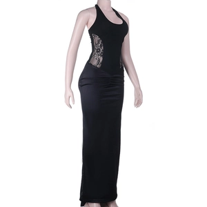 Détail de la robe noire dos nu avec empiècements en dentelle transparente à la taille