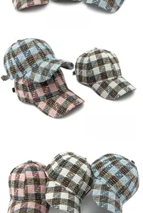 Detail van tweed baseballcaps met geruite textuur en modieuze retro-kleuren voor buitengebruik