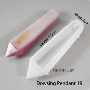 Détail macro du moule en silicone pour pendentif pendule avec résine rose et or