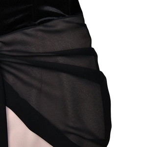 Détail du corsage en velours noir et tissu rose avec nœud en maille plissée sur la robe