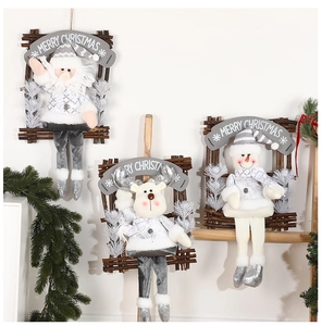 Détail de suspensions murales de Noël avec Père Noël, renne et bonhomme de neige