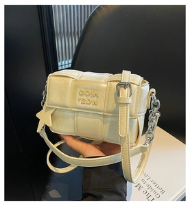 Gros plan du sac bandoulière tressé blanc crème avec boucle lettrée et breloque étoile