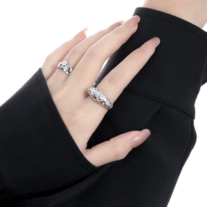 Unregelmäßige silberne geometrische Ringe an der Hand für einen modernen, schlichten Look