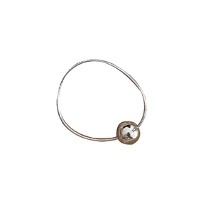 Minimalist elastic silver ball hair tie featuring a glossy metallic bead for women