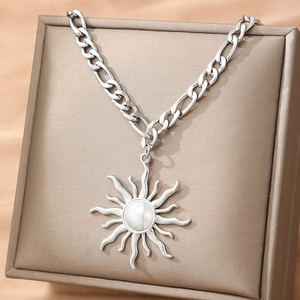 Collier minimaliste avec pendentif tournesol argenté et perle sur boîte à bijoux brune