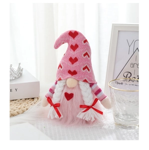 Dettaglio dello gnomo rosa con cappello a cuore, trecce bianche e fiocco rosso decorativo