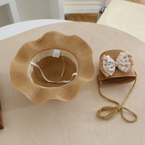 Detailaufnahme von Strohhut und Tasche für Mädchen mit Spitzenschleife aus Papier