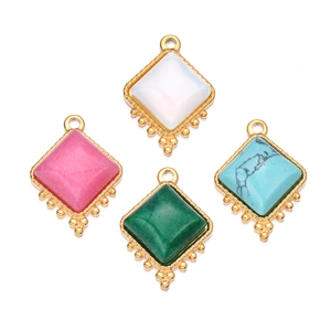 Lot de quatre pendentifs carrés en pierre naturelle avec bordure perlée en acier doré