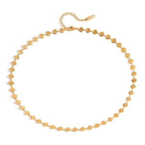 Dettaglio della collana a catena girasole in acciaio inossidabile 18K con chiusura a moschettone