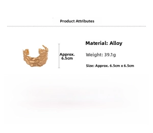 Vue détaillée du bracelet manchette doré à texture irrégulière avec poids et dimensions
