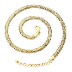 Elegante collana a catena a serpente dorata con chiusura a moschettone su sfondo bianco