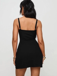 Vue arrière d'une mini robe noire Y2K montrant les fines bretelles et le tricot côtelé