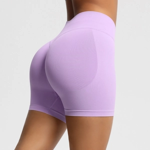 Détail du short de yoga violet sans couture à taille haute avec texture tricotée respirante